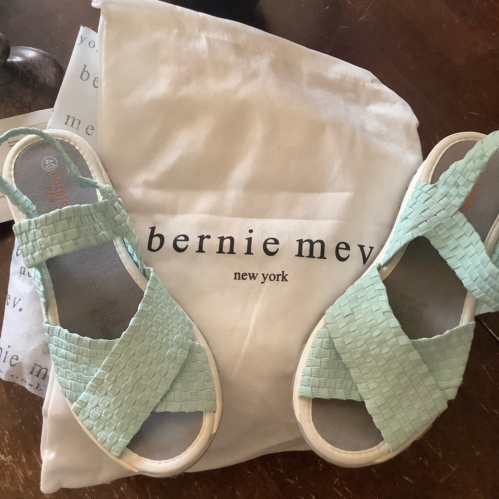 Bernie Mev Baby Blue stretchy Kaia sandal. NIB Womens 9-9.5 - Picture 6 of 10